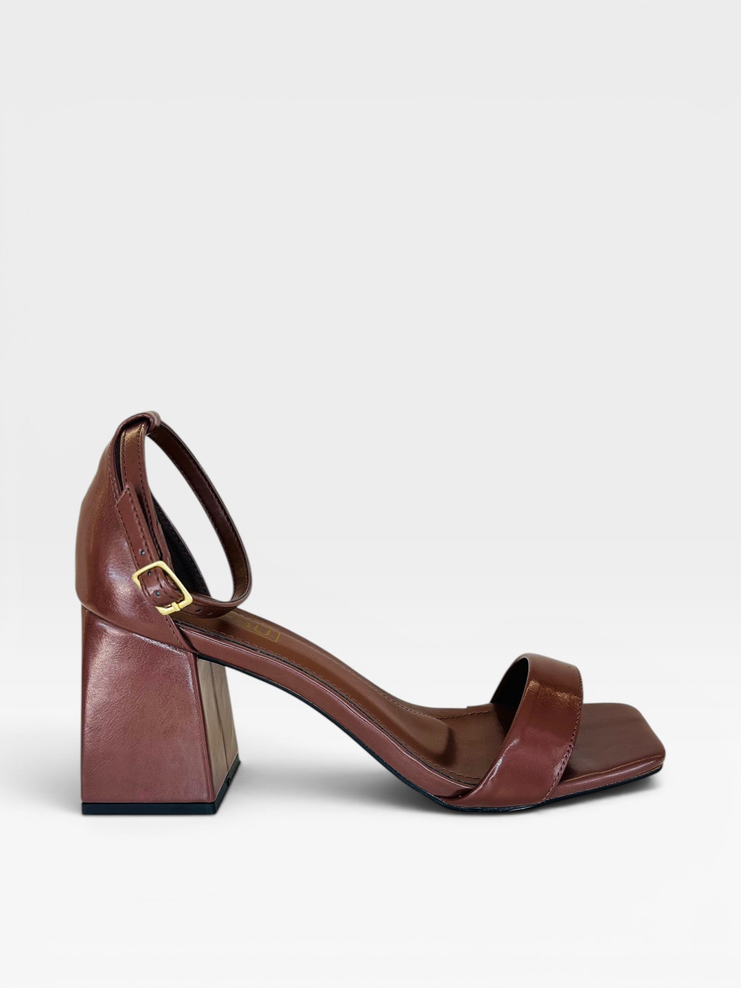 Sandália Beyou Shoes Leblon marrom em napa com salto bloco de 6 cm e fechamento por fivela lateral