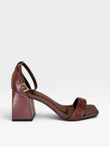 Sandália Beyou Shoes Leblon marrom em napa com salto bloco de 6 cm e fechamento por fivela lateral