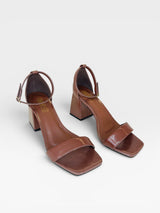 Sandália Beyou Shoes Leblon marrom em napa com salto bloco de 6 cm e fechamento por fivela no tornozelo