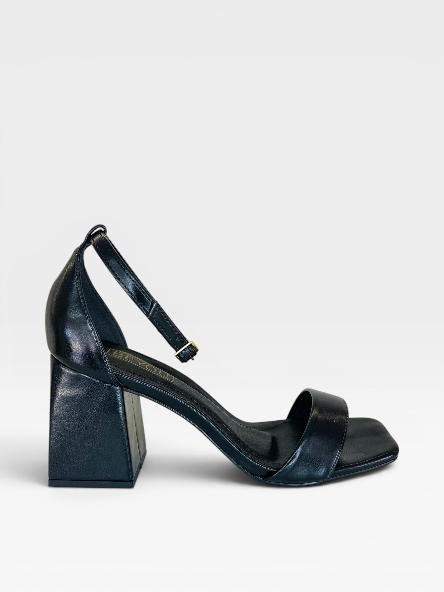 Sandália Leblon Beyou Shoes preta em napa com salto bloco de 6 cm e tira ajustável no tornozelo