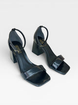 Sandália Beyou Shoes Leblon preta em napa com salto bloco de 6 cm e fechamento por fivela no tornozelo