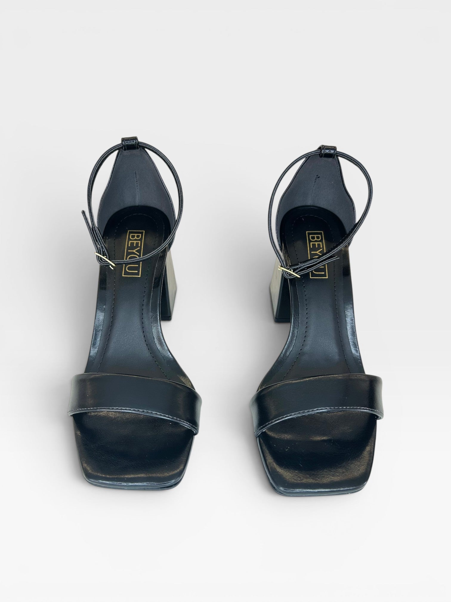 Sandália Beyou Shoes Leblon preta em napa com salto bloco de 6 cm e fechamento por fivela no tornozelo