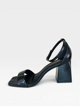 Sandália Beyou Shoes Leblon preta em napa com salto bloco de 6 cm e tira com fivela lateral