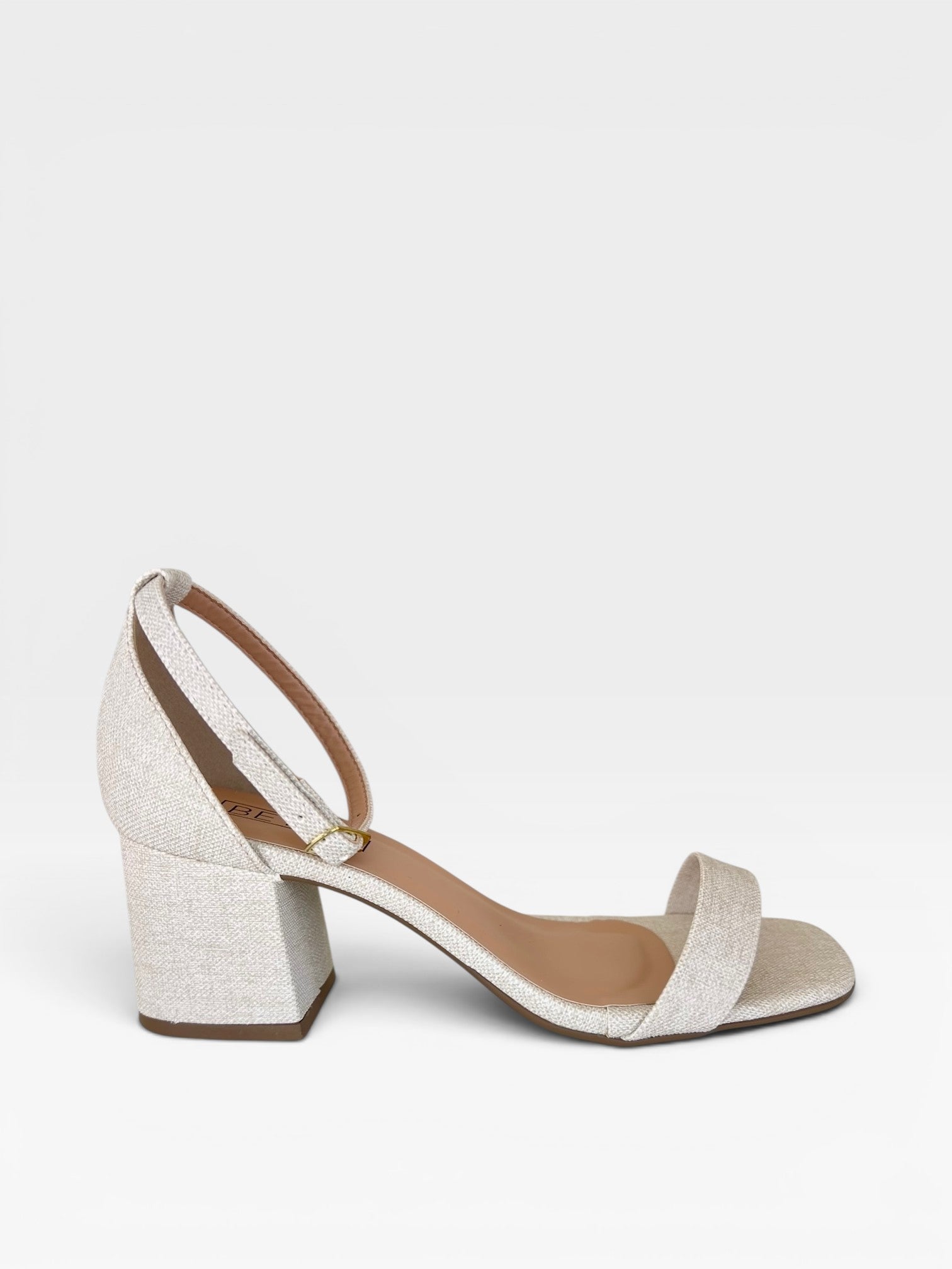 Sandália Beyou Shoes Ilhabela em linho off white com salto bloco de 6 cm e tira ajustável no tornozelo