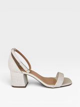 Sandália Beyou Shoes Ilhabela em linho off white com salto bloco de 6 cm e tira ajustável no tornozelo