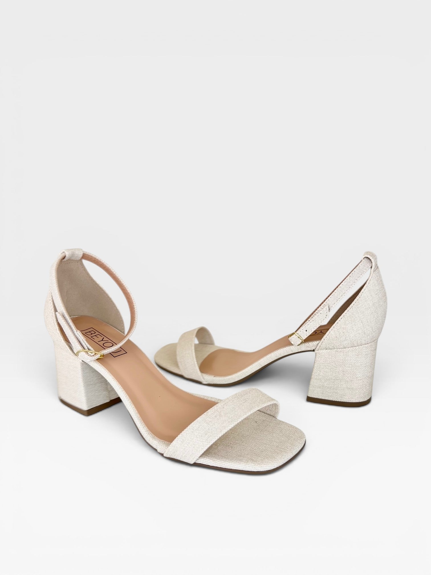 Sandália Beyou Shoes Ilhabela em linho off white com salto bloco de 6 cm e fechamento por fivela no tornozelo