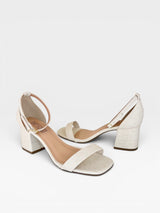 Sandália Beyou Shoes Ilhabela em linho off white com salto bloco de 6 cm e fechamento por fivela no tornozelo