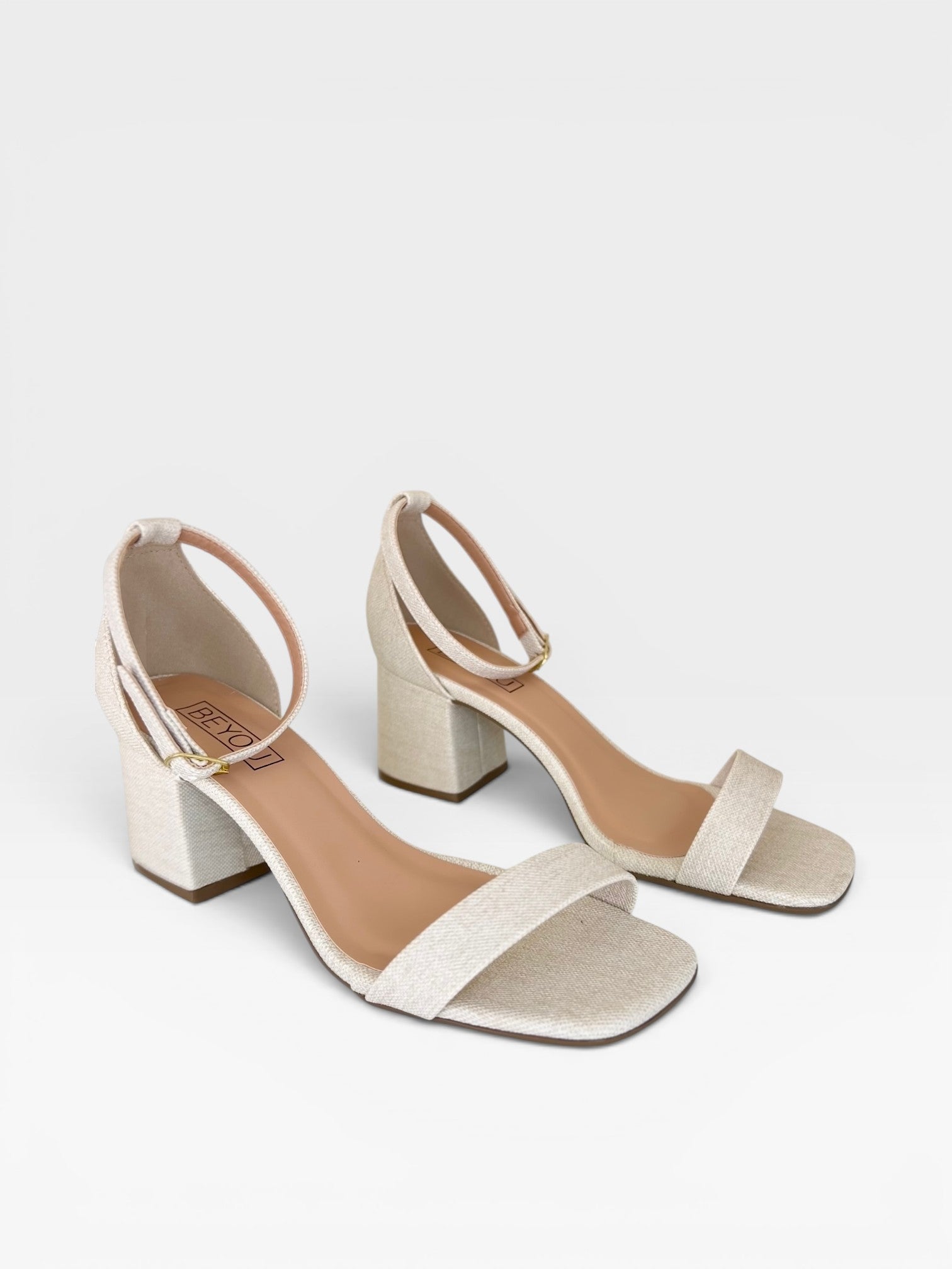 Sandália Beyou Shoes Ilhabela em linho off white com salto bloco de 6 cm e tira frontal delicada