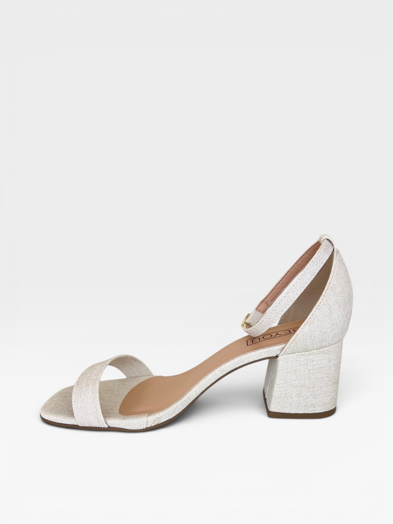 Sandália Beyou Shoes Ilhabela em linho off white com salto bloco de 6 cm e tira no tornozelo, vista lateral.