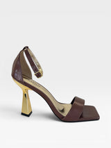 Sandália Beyou Shoes London marrom em napa com bico quadrado e salto fino geométrico dourado