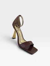 Sandália Beyou Shoes London marrom em napa com bico quadrado e salto fino geométrico dourado de 10 cm