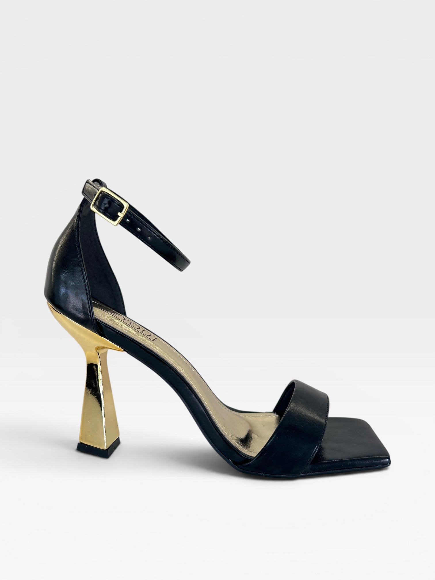 Sandália Beyou Shoes London preta em napa com bico quadrado e salto fino geométrico dourado