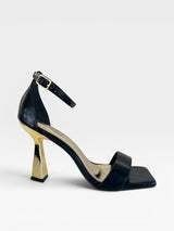 Sandália Beyou Shoes London preta em napa com bico quadrado e salto fino geométrico dourado