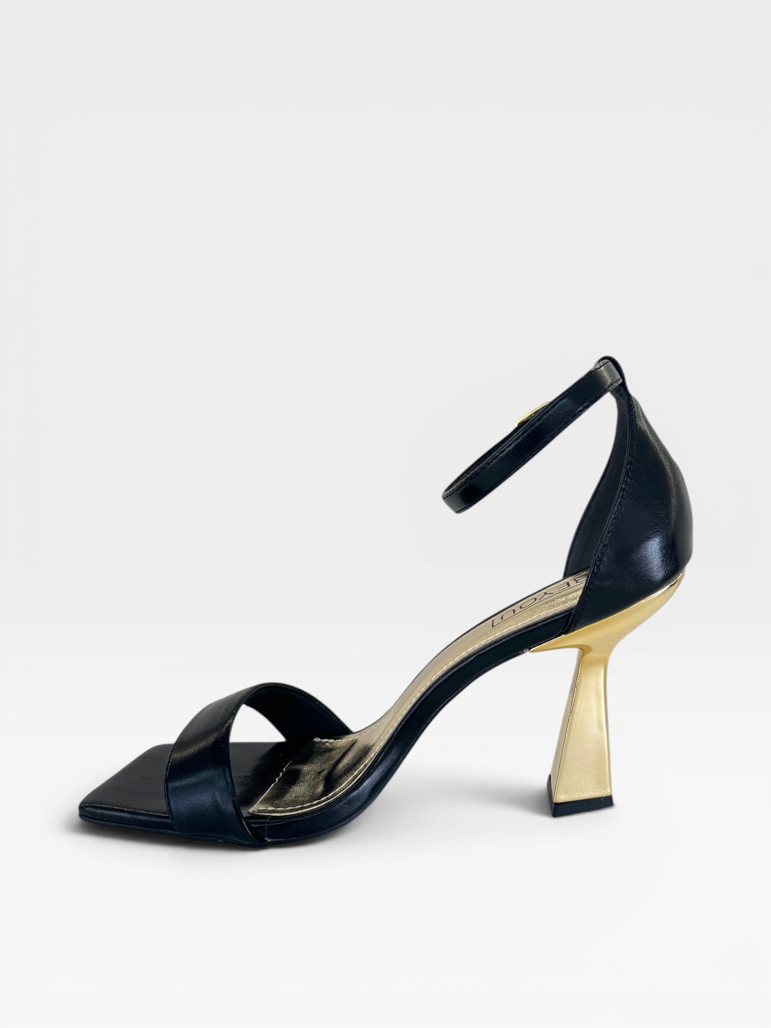 Sandália London Beyou Shoes preta em napa com bico quadrado e salto fino geométrico dourado de 10 cm