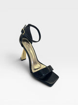 Sandália Beyou Shoes London preta em napa com bico quadrado e salto fino geométrico dourado