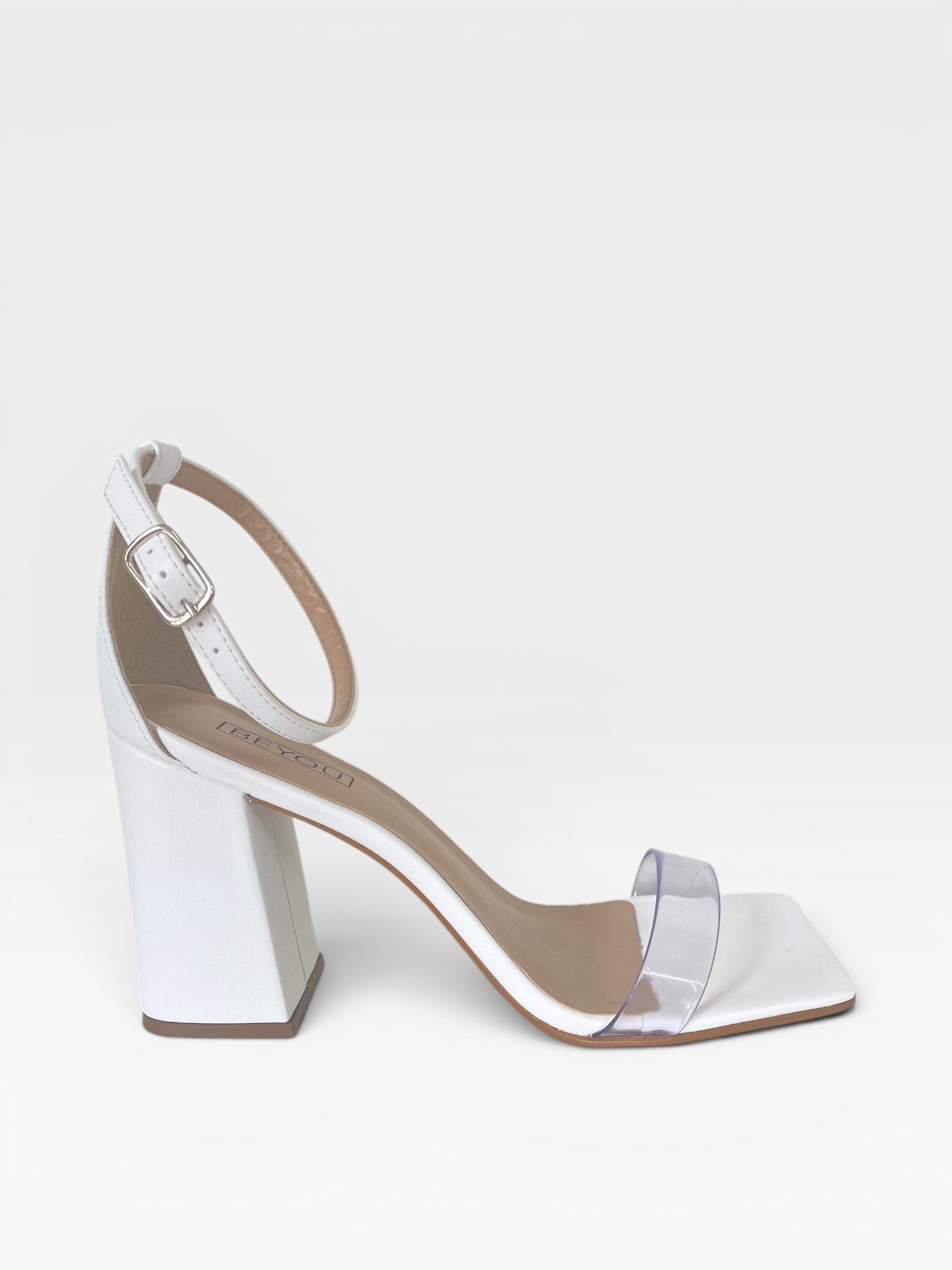 Sandália Beyou Shoes Marbella branca em napa com salto bloco de 9,5 cm, bico quadrado e tira frontal transparente
