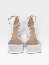 Sandália Marbella Beyou Shoes branca em napa com tira transparente e salto bloco alto, vista frontal.