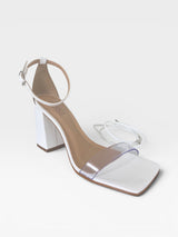 Sandália Beyou Shoes Marbella branca em napa com salto bloco, tira transparente e fechamento por amarração no tornozelo