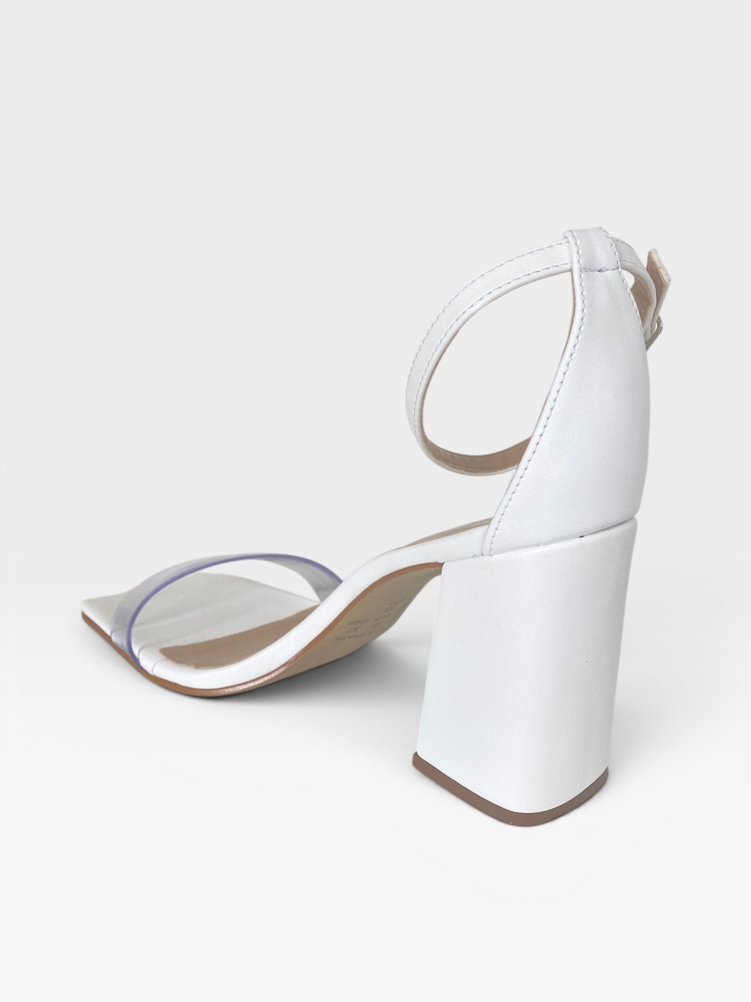 Sandália Beyou Shoes Marbella branca em napa com salto bloco de 9,5 cm e tira frontal transparente