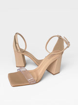 Sandália Marbella Beyou Shoes nude em napa com tira frontal transparente e salto bloco alto