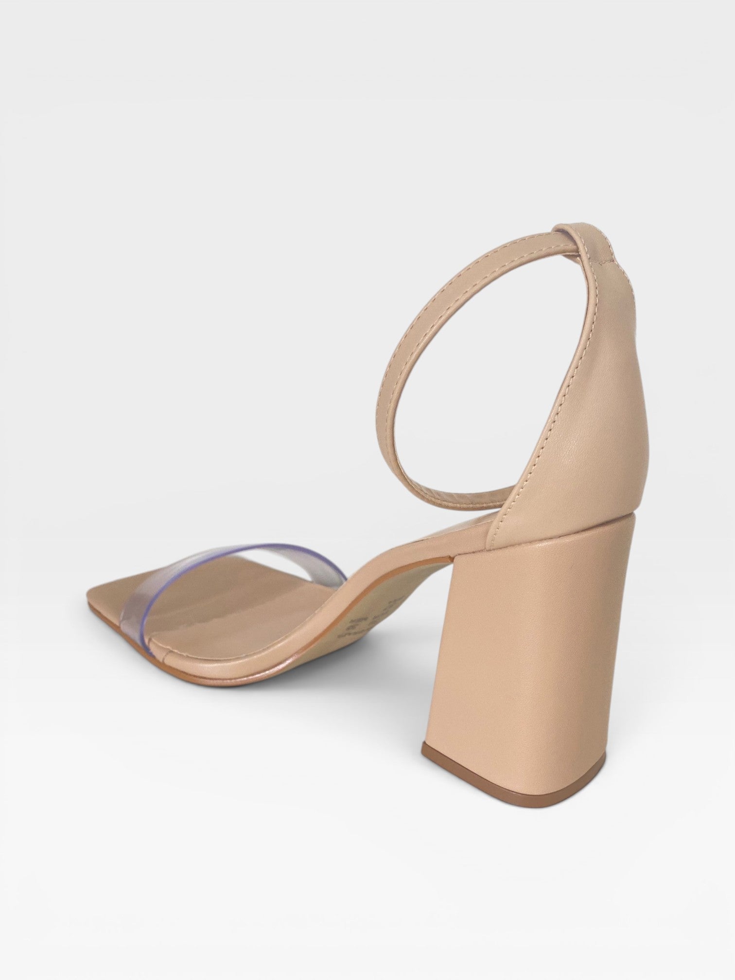 Sandália Marbella Beyou Shoes nude em napa com salto bloco de 9,5 cm e tira frontal transparente