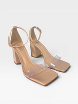 Sandália Beyou Shoes Marbella nude com salto bloco, tira frontal transparente e fechamento por fivela no tornozelo.
