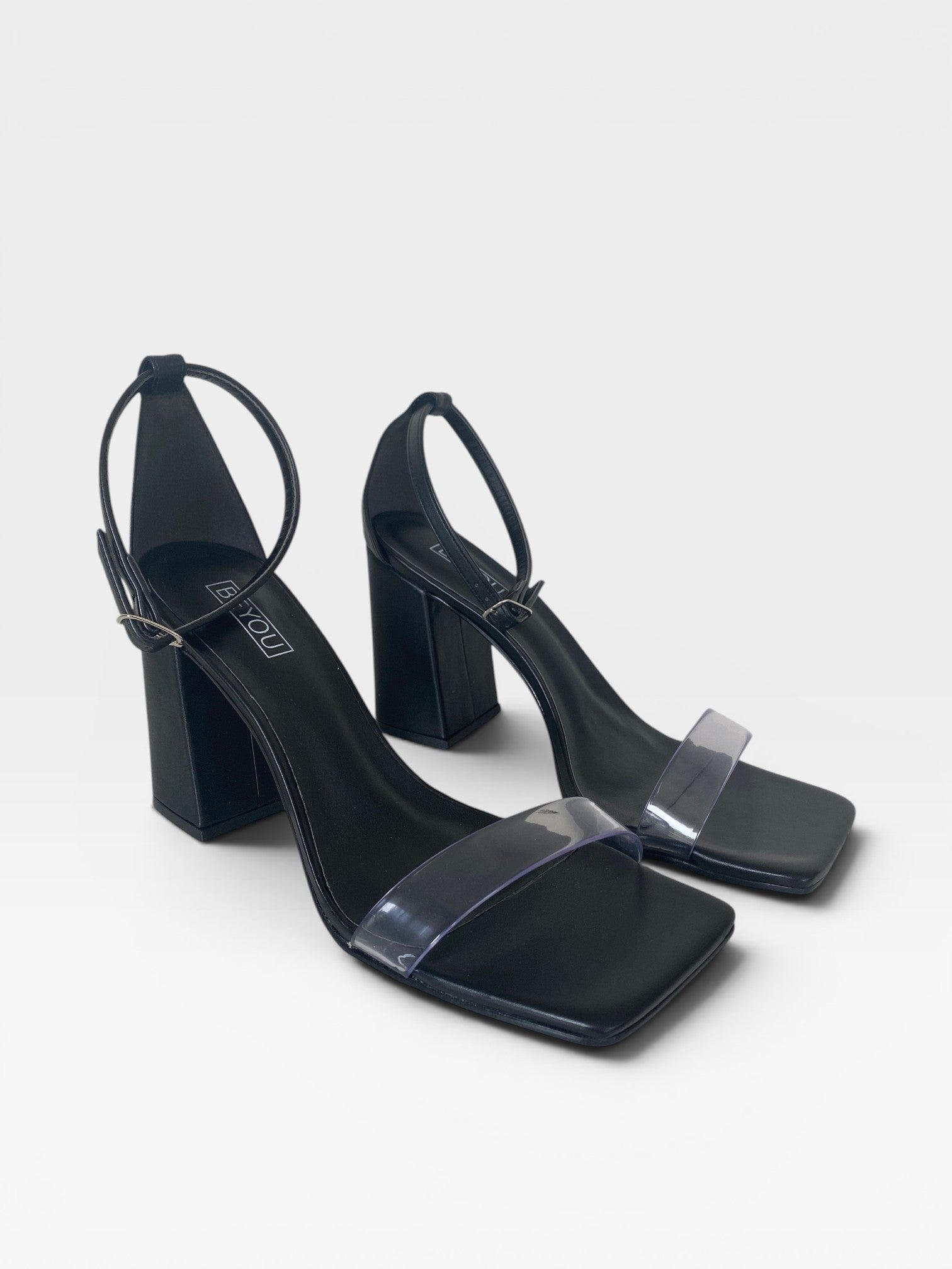 Sandália Marbella Beyou Shoes preta em napa com salto bloco de 9,5 cm e tira frontal transparente