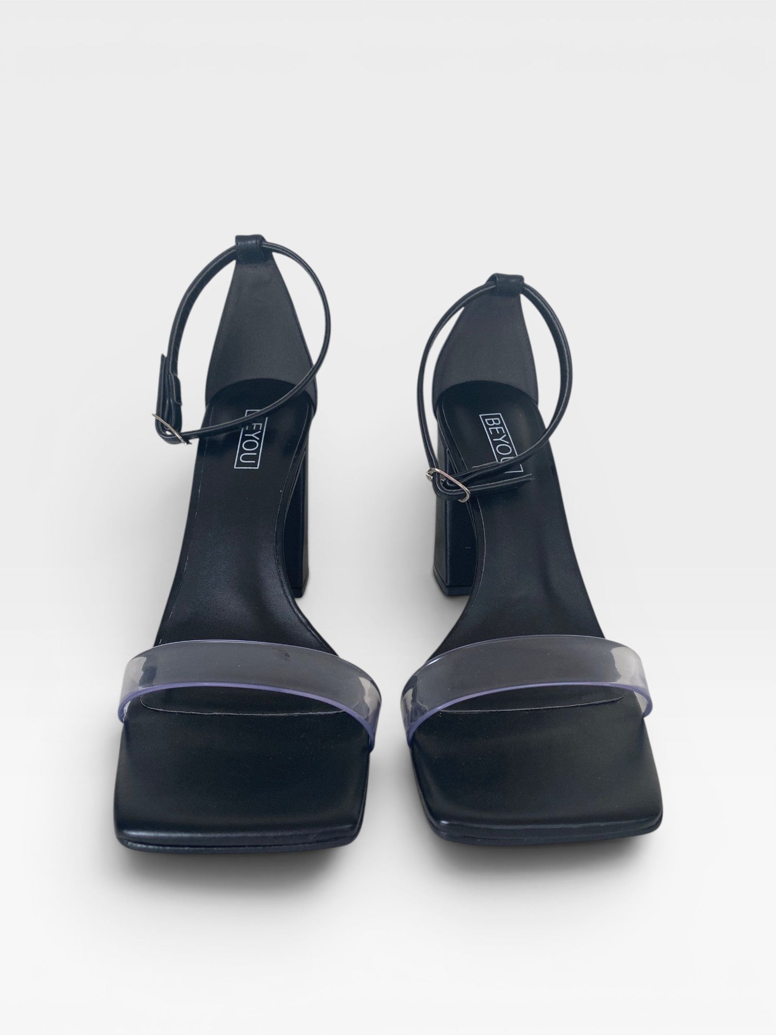 Sandália Beyou Shoes Marbella preta com tiras transparentes, salto bloco de 9,5 cm e fechamento por fivela no tornozelo.