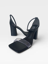 Sandália Marbella Beyou Shoes preta de salto alto bloco com tira frontal transparente em napa