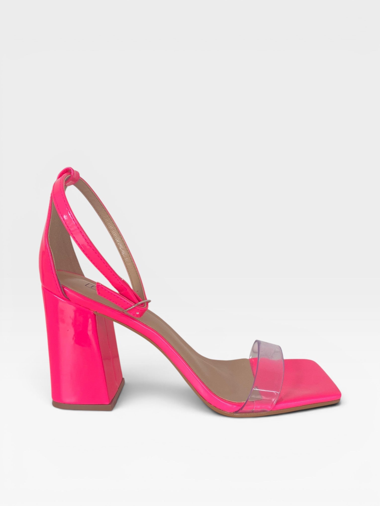 Sandália Beyou Shoes Marbella rosa neon em napa com salto bloco de 9,5 cm e tira frontal transparente