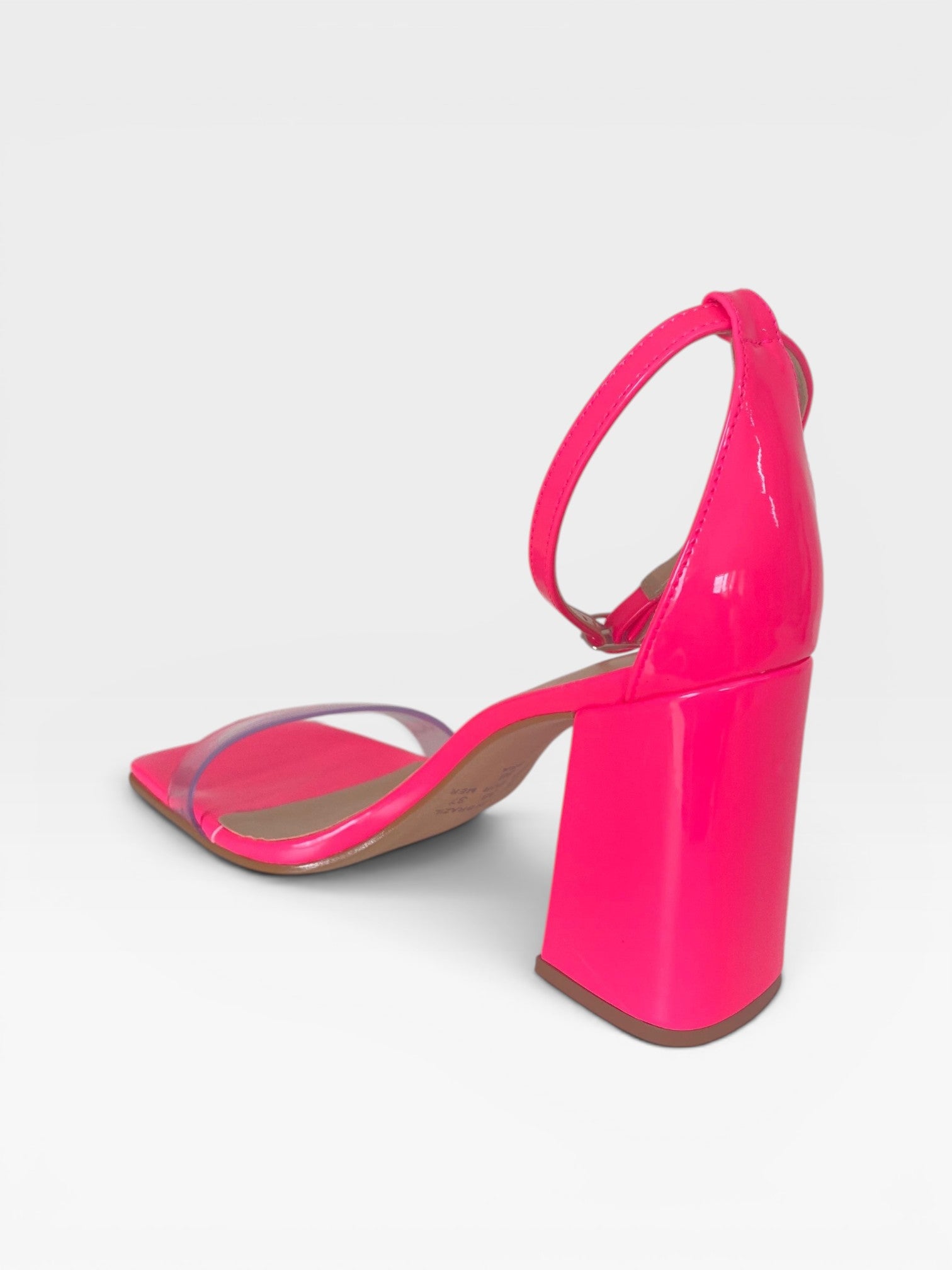 Sandália Beyou Shoes Marbella rosa neon em napa com salto bloco de 9,5 cm e tira frontal transparente
