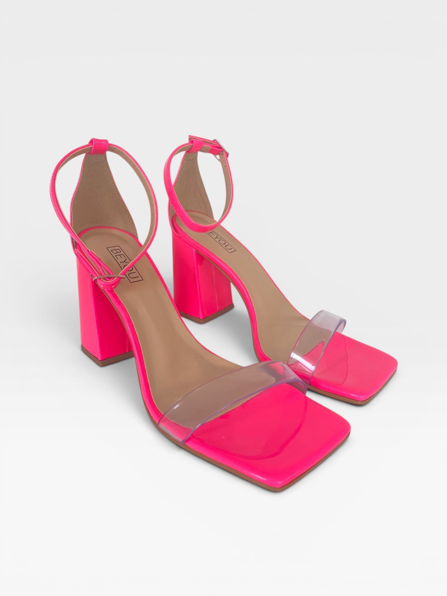 Sandália Marbella Beyou Shoes rosa neon com salto bloco, tira frontal transparente e fechamento por fivela no tornozelo