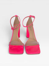 Sandália Beyou Shoes Marbella rosa neon com salto bloco, tira transparente frontal e fechamento por fivela no tornozelo