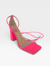 Sandália Beyou Shoes Marbella rosa neon com salto bloco, tiras de amarração e detalhe frontal em vinil transparente.