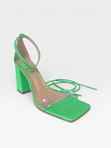 Sandália Marbella Beyou Shoes verde kiwi em napa com salto bloco de 9,5 cm, tira transparente e amarração no tornozelo.