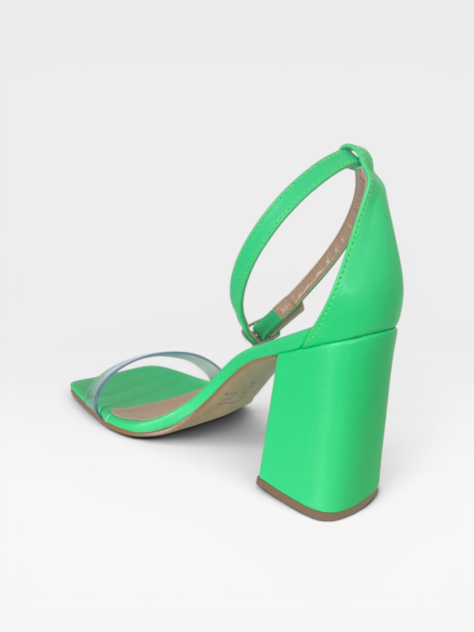 Sandália Marbella Beyou Shoes verde kiwi em napa com salto bloco alto e tira frontal transparente