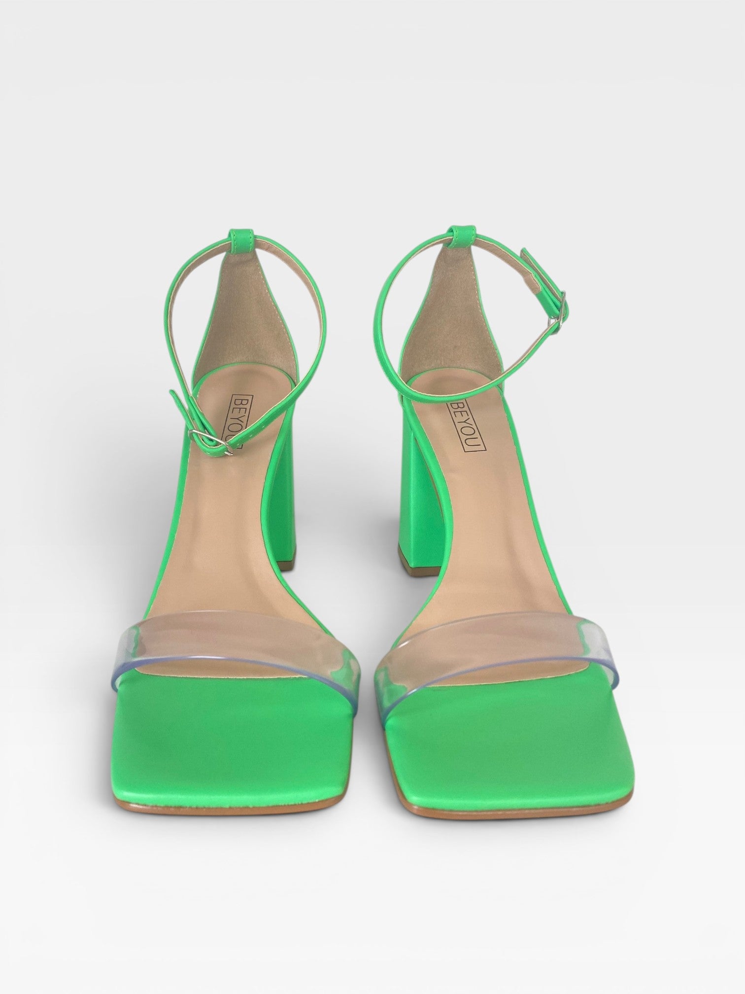 Sandália Marbella Beyou Shoes verde kiwi com tira transparente, salto bloco alto e fechamento por fivela no tornozelo