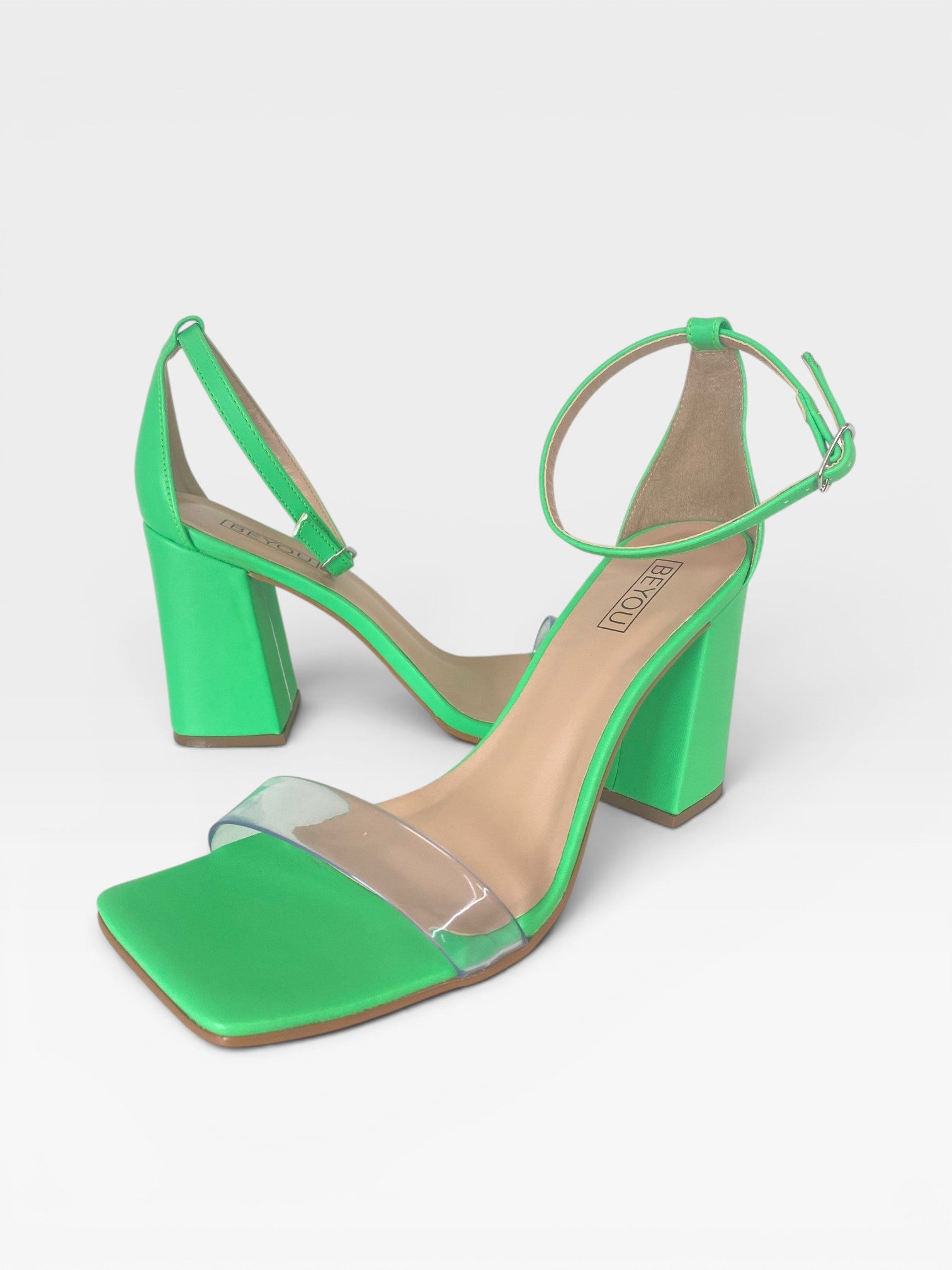 Sandália Marbella Beyou Shoes verde kiwi em napa com salto bloco de 9,5 cm e tira frontal transparente