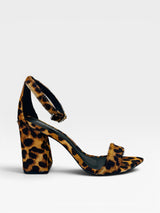 Sandália Beyou Shoes Marseille em couro com estampa de onça e salto bloco alto, vista lateral.