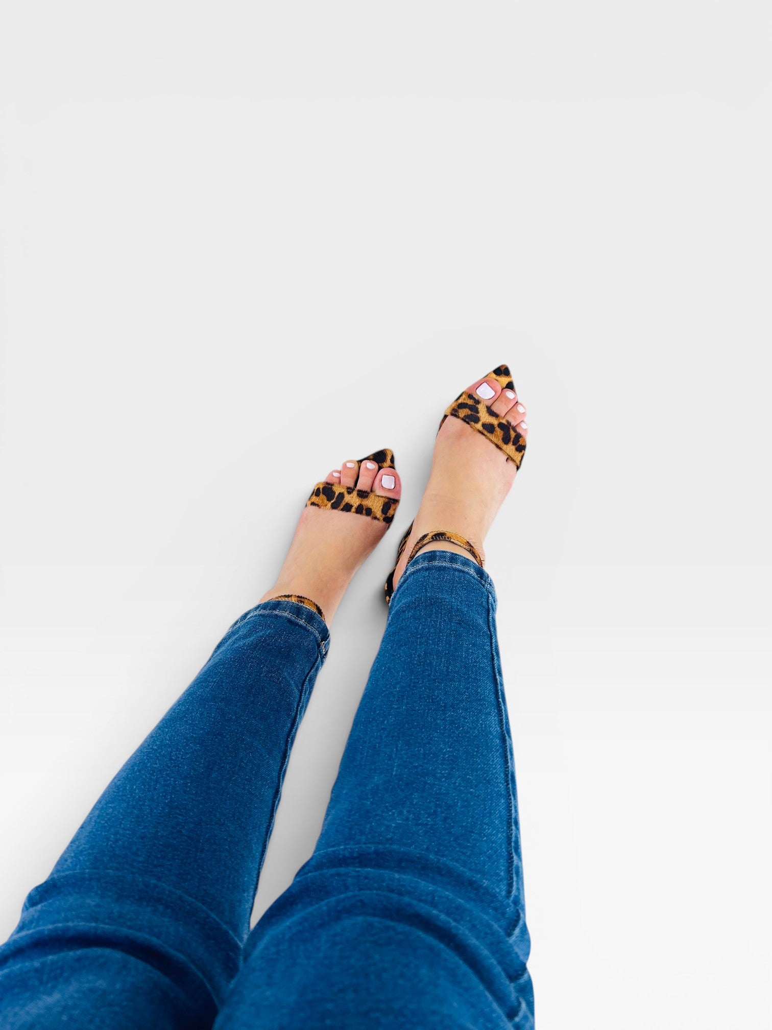 Sandália Beyou Shoes Marseille em couro com estampa animal print de onça, bico fino e tiras delicadas no tornozelo