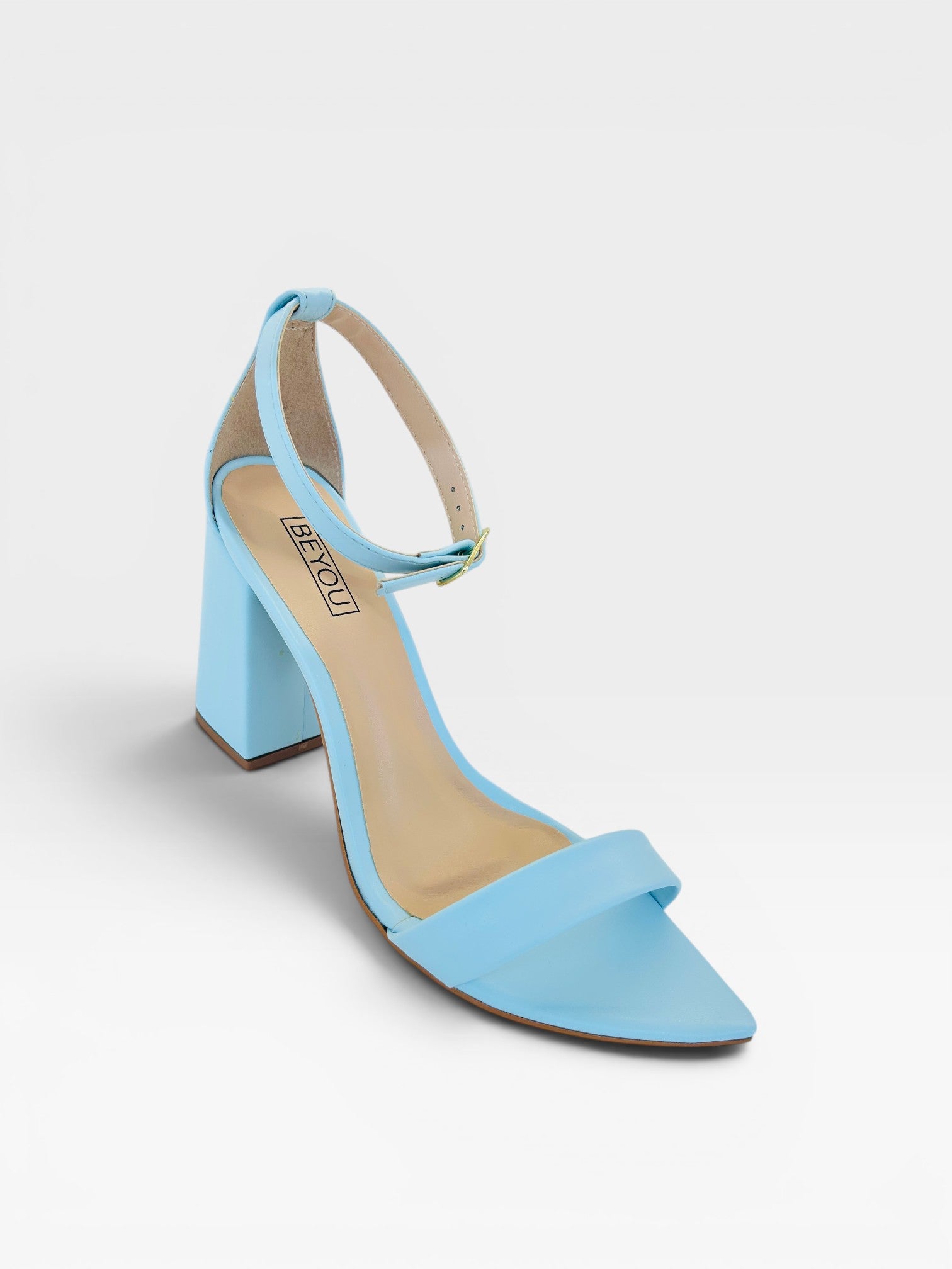 Sandália Beyou Shoes Marseille azul bebê em napa com salto bloco de 9,5 cm e fechamento por fivela no tornozelo