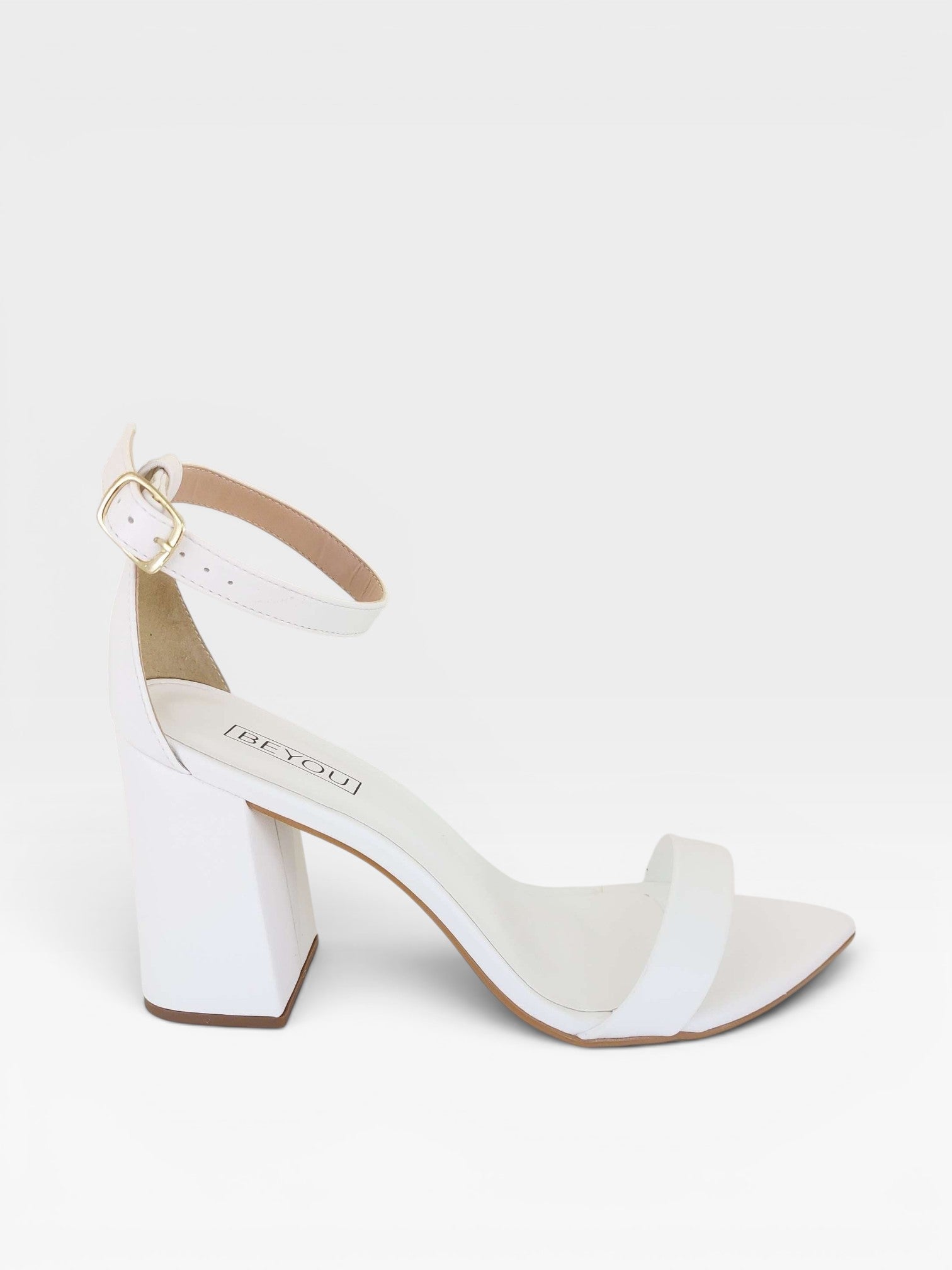 Sandália Beyou Shoes Marseille branca em napa com salto bloco de 9,5 cm e fechamento por fivela no tornozelo