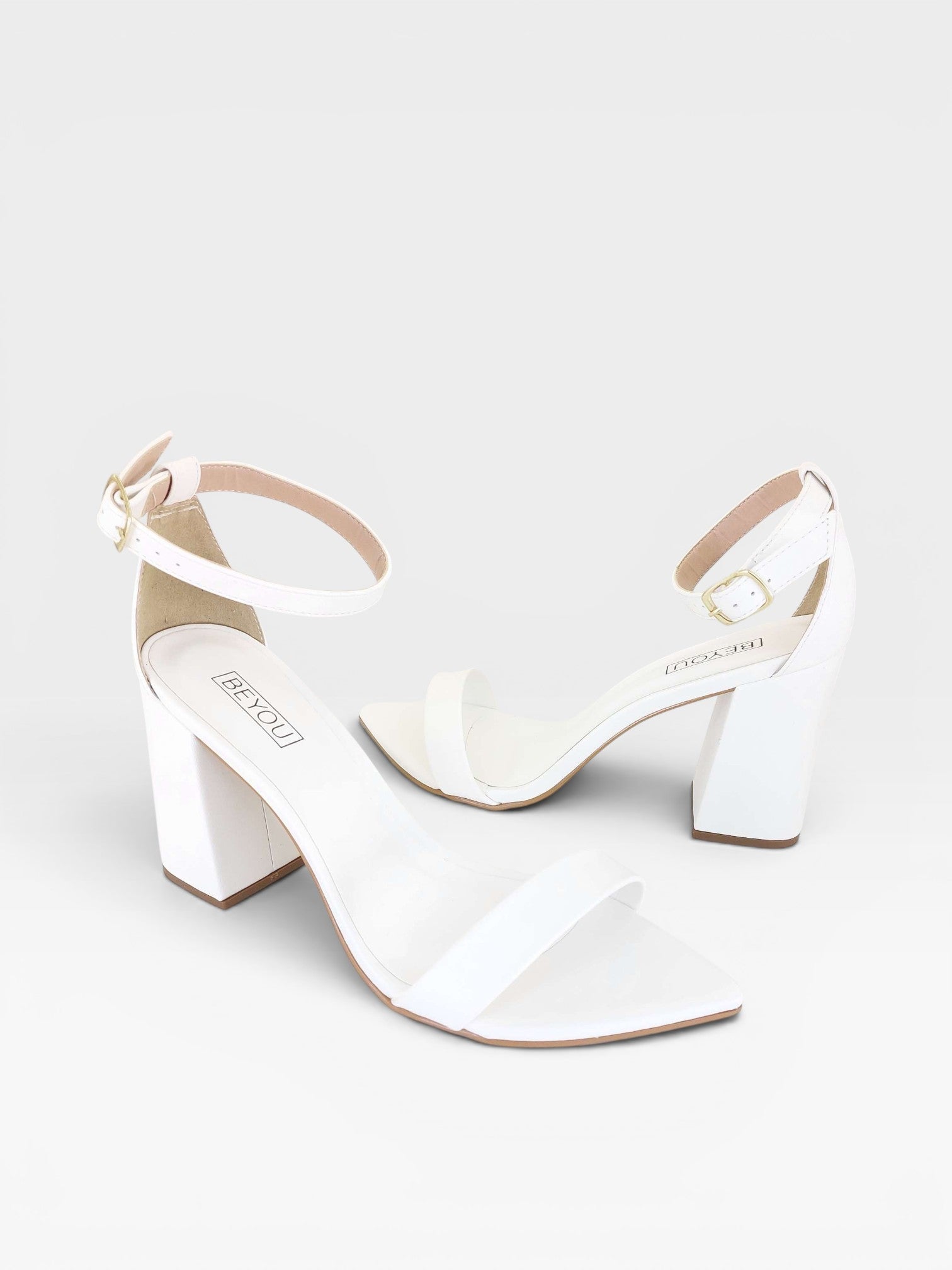 Sandália Beyou Shoes Marseille branca em napa com salto bloco de 9,5 cm e fechamento por fivela no tornozelo