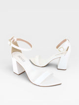 Sandália Beyou Shoes Marseille branca em napa com salto bloco de 9,5 cm e fechamento por fivela no tornozelo