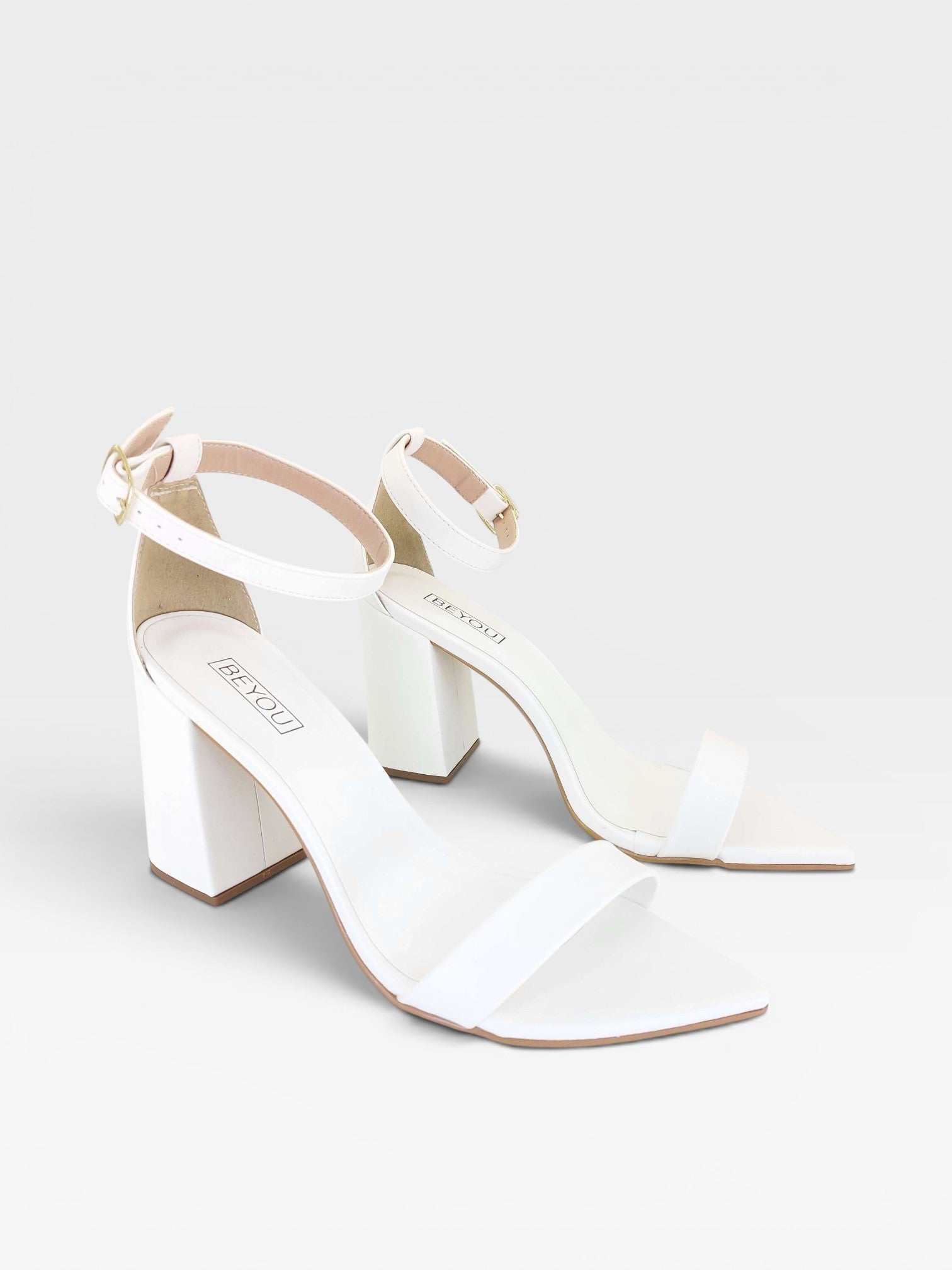 Sandália Beyou Shoes Marseille branca em napa com salto bloco de 9,5 cm e tira no tornozelo