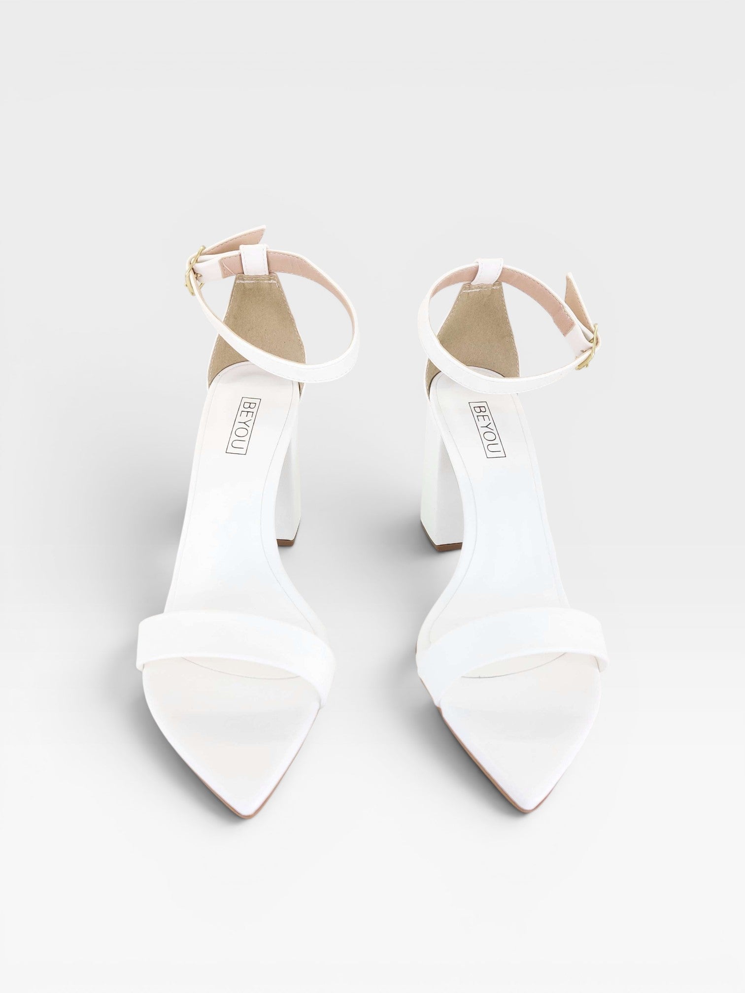 Sandália Beyou Shoes Marseille branca em napa com salto bloco de 9,5 cm e fechamento por fivela no tornozelo