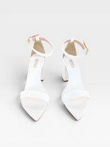 Sandália Beyou Shoes Marseille branca em napa com salto bloco de 9,5 cm e fechamento por fivela no tornozelo