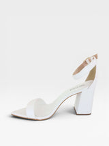 Sandália Beyou Shoes Marseille branca de napa com salto bloco alto e tira no tornozelo, vista lateral.