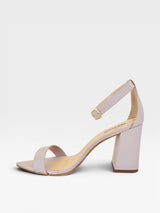 Sandália Beyou Shoes Marseille em couro nude com salto bloco de 9,5 cm e fechamento por fivela lateral
