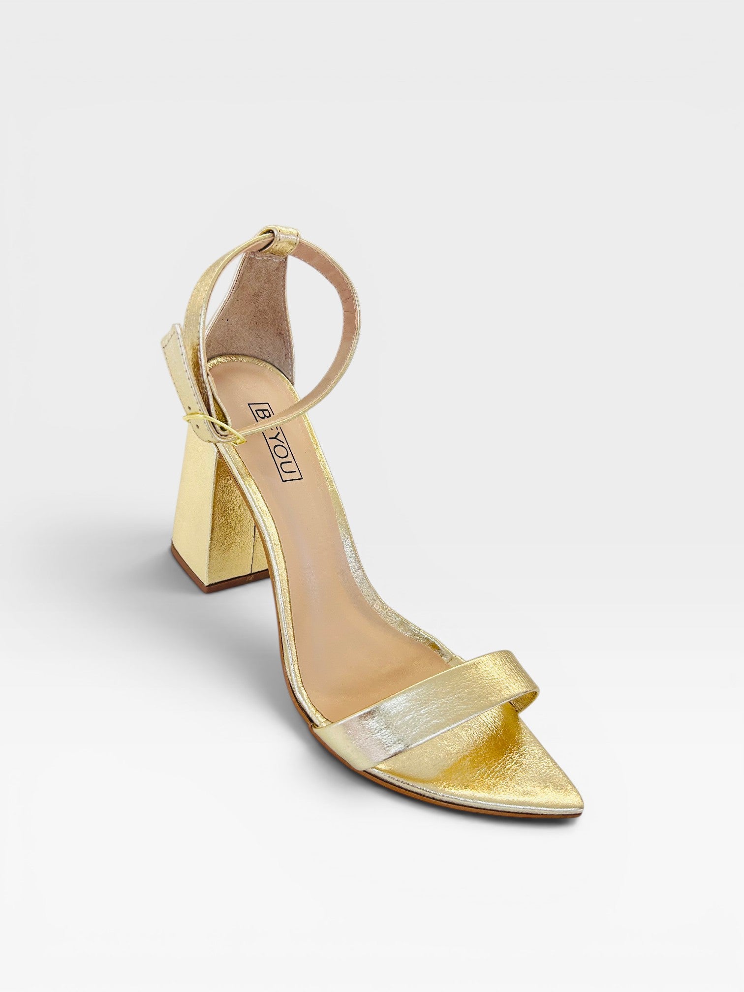 Sandália Beyou Shoes Marseille em couro ouro light com salto bloco de 9,5 cm e tira ajustável no tornozelo